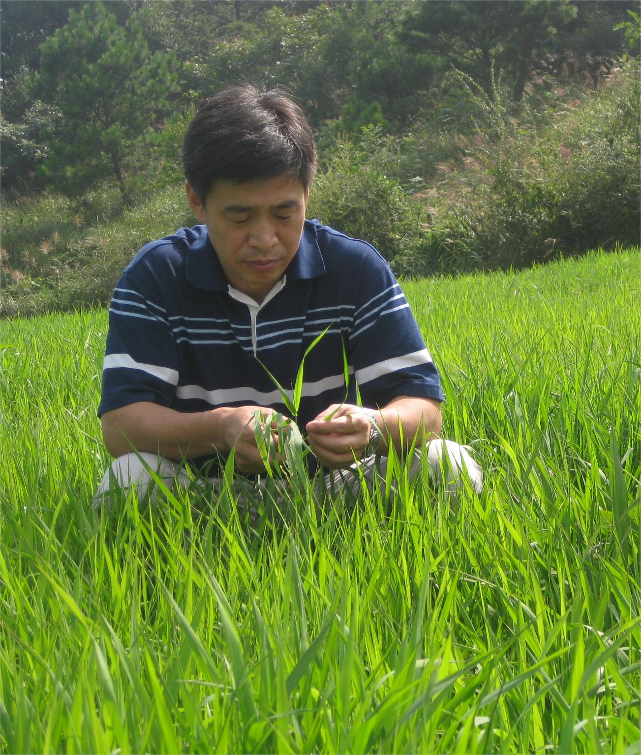 张首席考察百里荒草场1.JPG